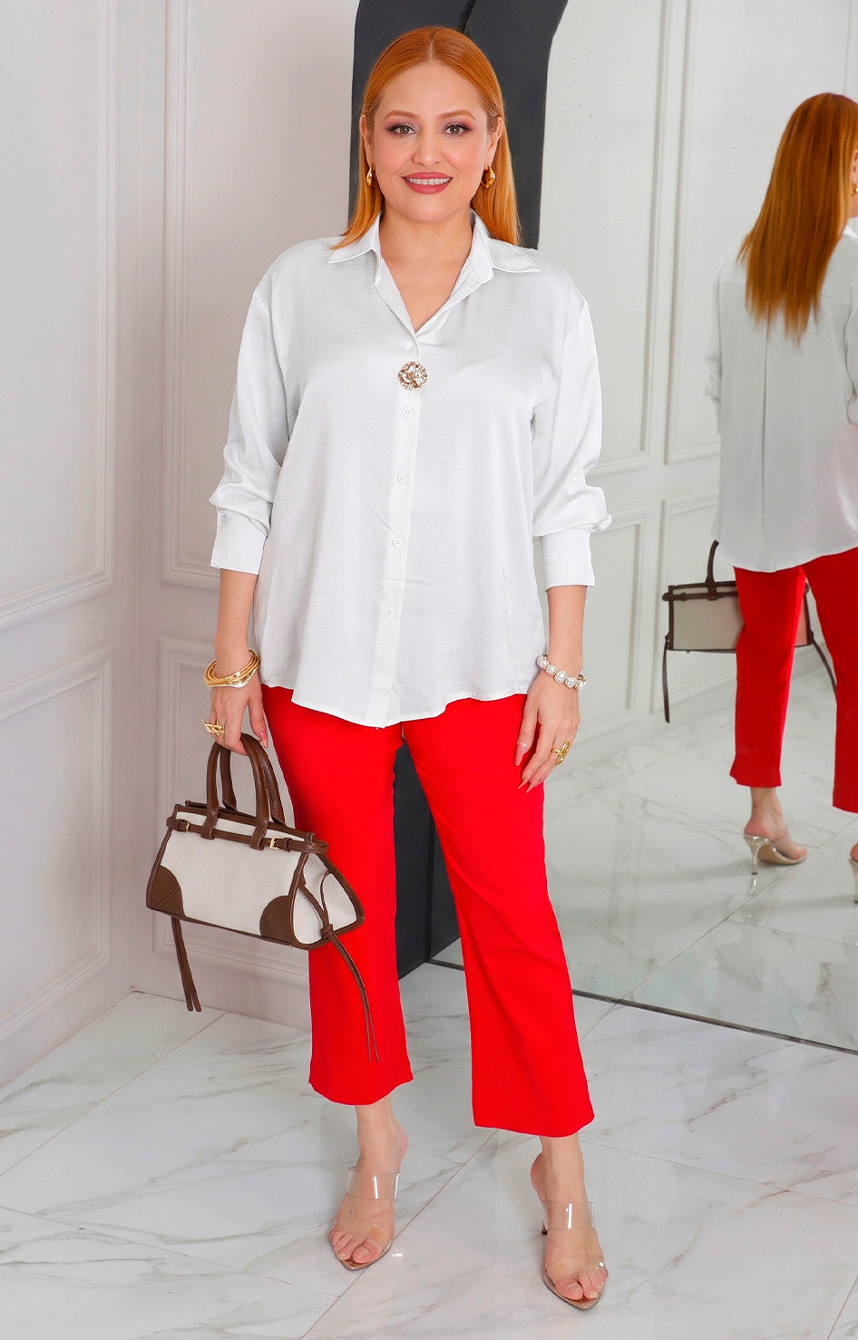 Blusa satinada con botón dorado