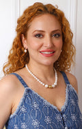 Set de collar y aretes con cuentas blancas y detalles dorados