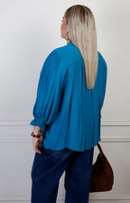 Blusa curvy de Boutiquemirel con cuello fruncido y textura, mostrando el diseño y detalles en la parte superior.