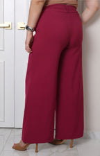 Pantalón curvy de pierna ancha con hebilla de la marca Boutiquemirel, en color neutro, mostrando su diseño elegante y cómodo