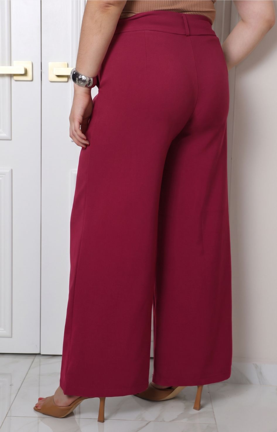 Pantalón curvy de pierna ancha con hebilla de la marca Boutiquemirel, en color neutro, mostrando su diseño elegante y cómodo