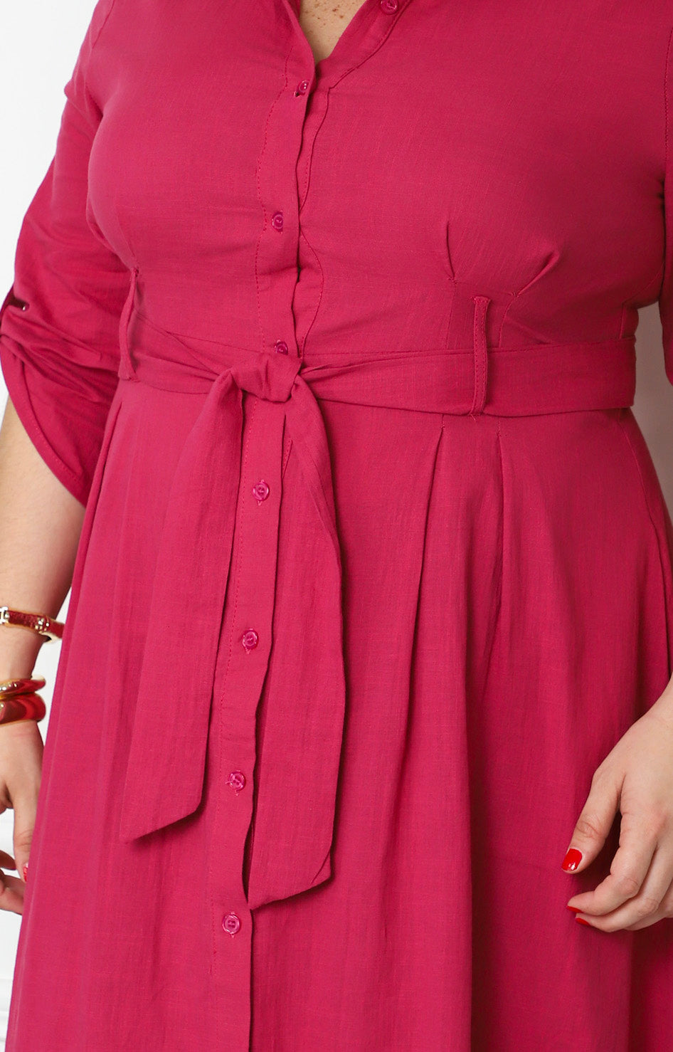 Vestido camisero rosa corto curvy de Boutiquemirel con cinturón y mangas largas, estilo elegante y cómodo.