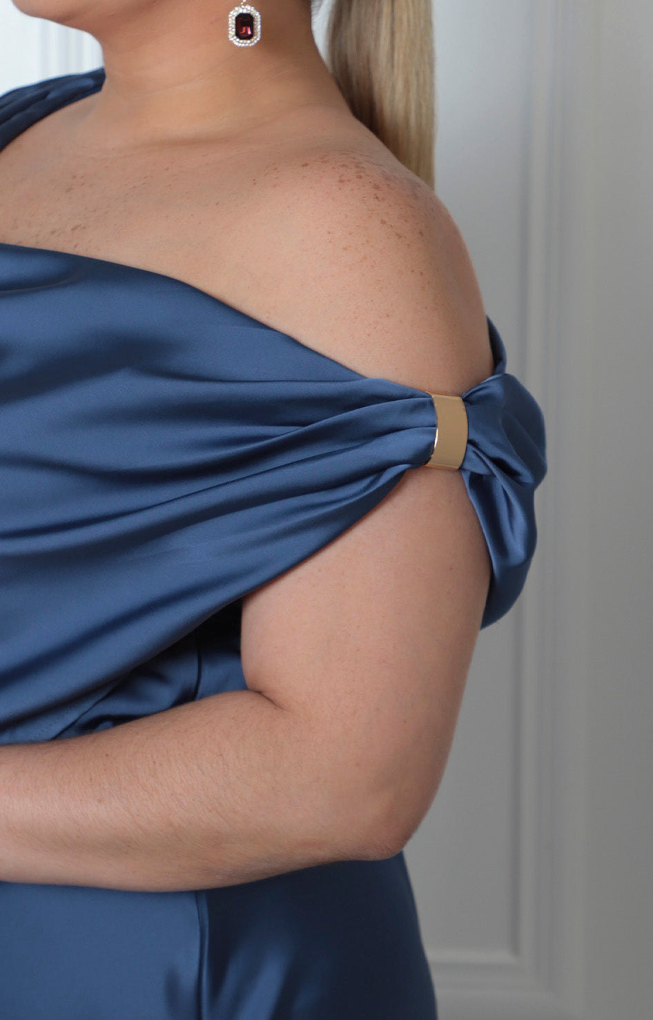 Vestido largo azul con cuello drapeado