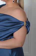 Vestido largo azul con cuello drapeado