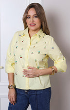 Blusa camisera amarilla con dijes