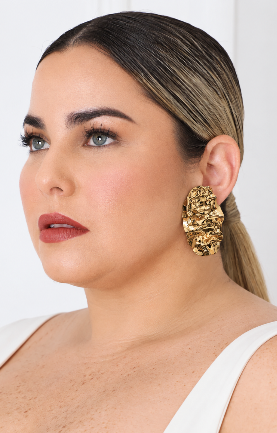 Aretes dorados ovalados martillados