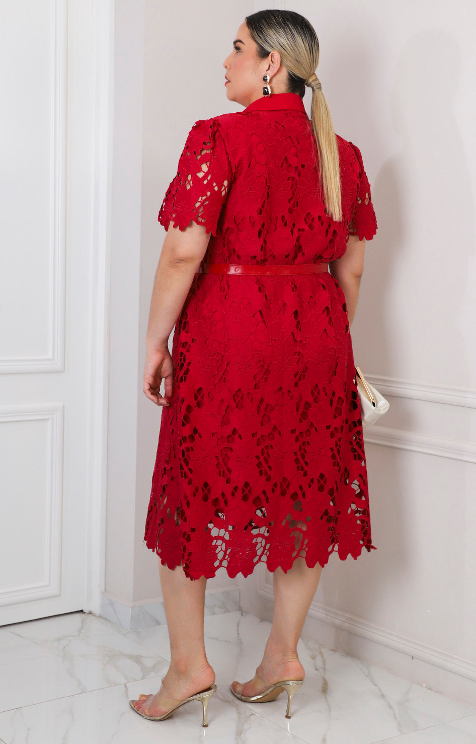 Vestido de guipur floral con cinturón