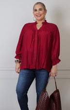 Blusa curvy Boutiquemirel con cuello fruncido y textura, muestra el diseño de la parte superior y detalles del tejido.