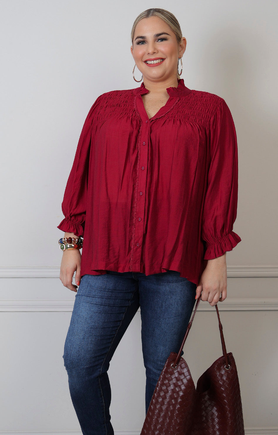 Blusa curvy Boutiquemirel con cuello fruncido y textura, muestra el diseño de la parte superior y detalles del tejido.