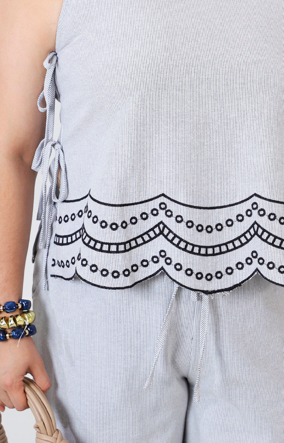 Conjunto a rayas con bordado