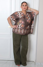 Blusa curvy Boutiquemirel con bordado floral y cierre frontal vista de frente