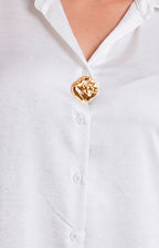 Blusa satinada con botón dorado