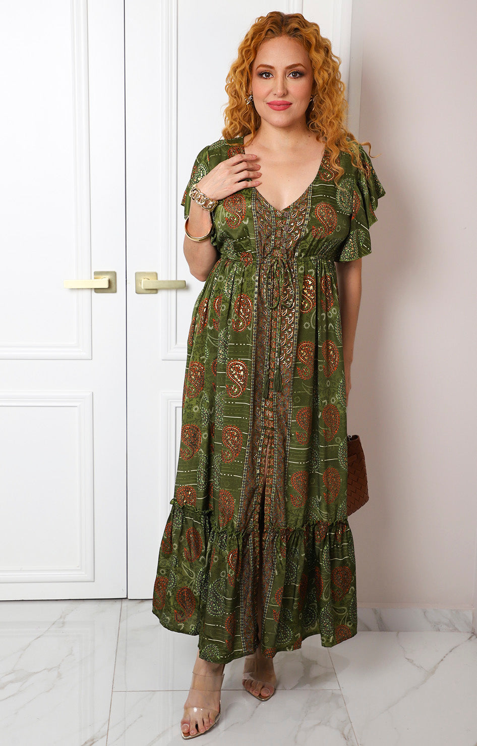 Vestido con estampado paisley y escote en V