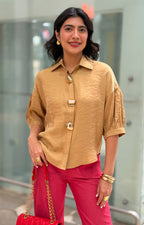 Blusa camisera con mangas globo y botones dorados