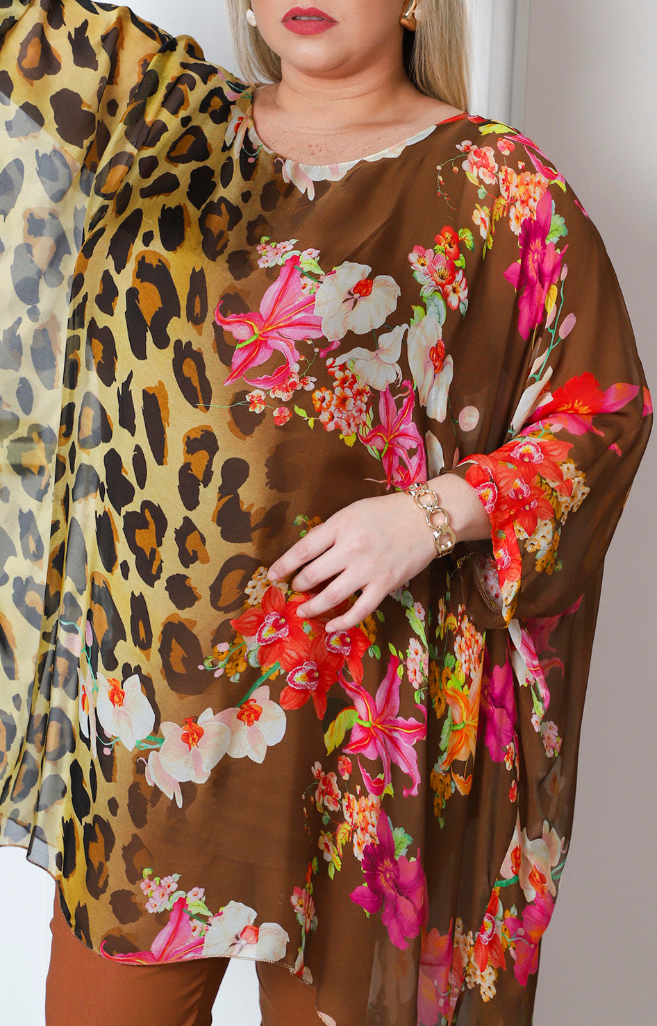 Blusa asimétrica estampado leopardo y floral