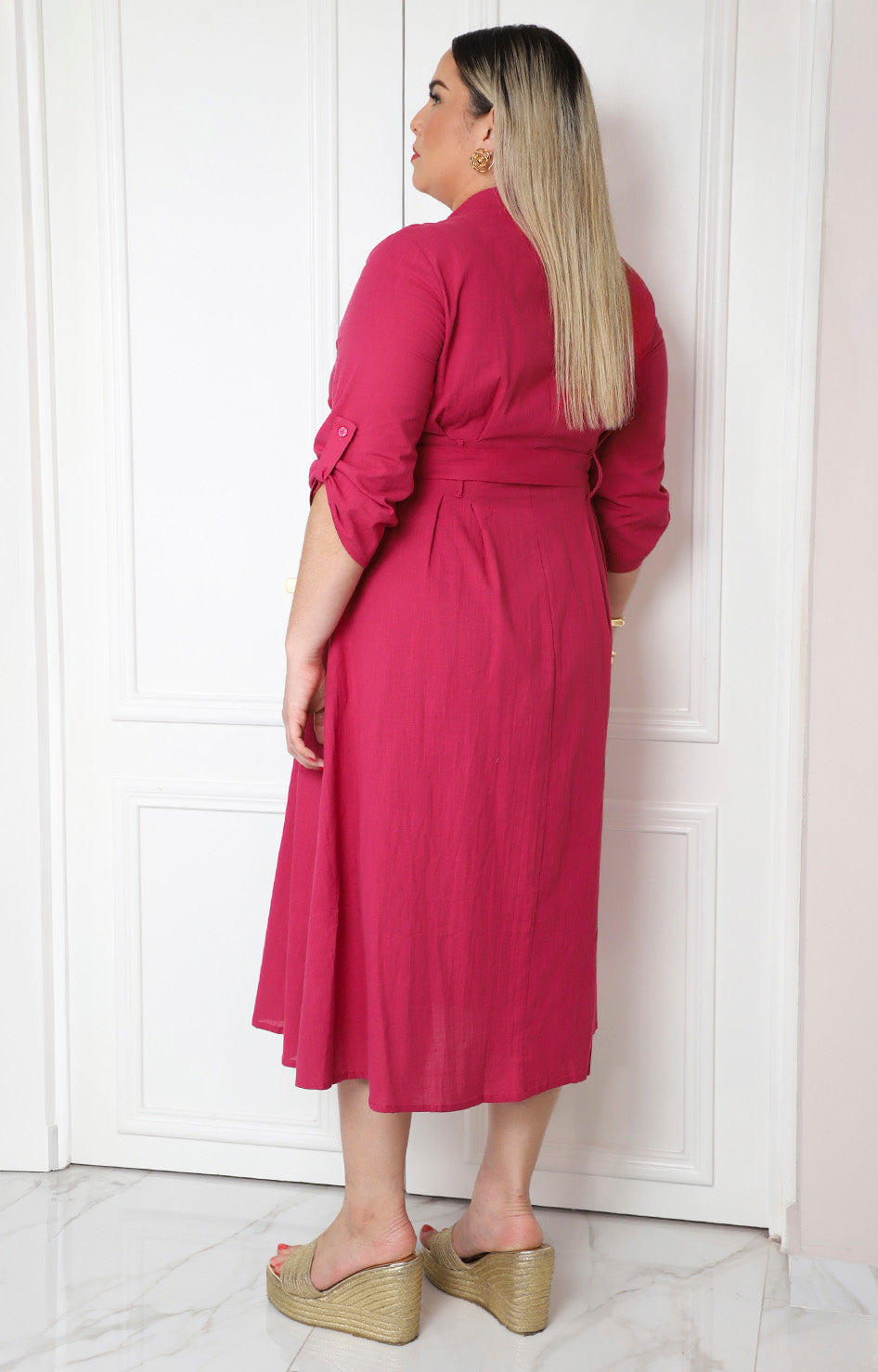 Vestido camisero rosa corto con cinturón de la marca Boutiquemirel, diseñado para curvas, en un estilo elegante y moderno.
