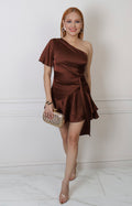 Vestido corto café asimétrico Boutiquemirel con drapeado y silueta regular