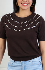 Blusa café con pedrería en escote