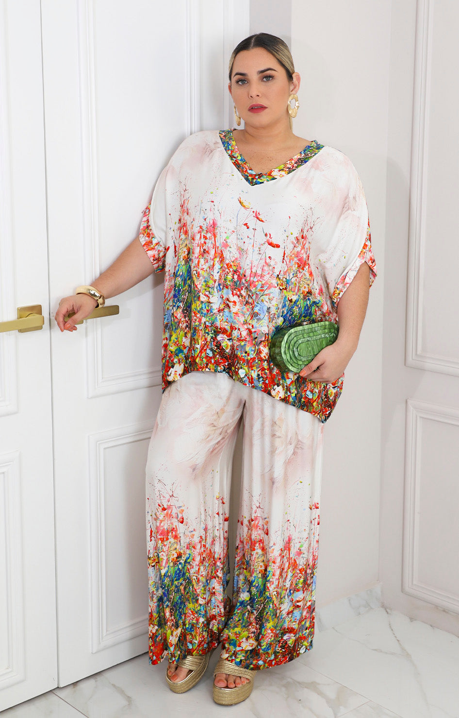 Conjunto beige con estampado artístico