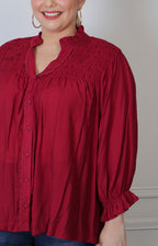 Blusa curvy Boutiquemirel con cuello fruncido y textura, en color neutro, mostrando el diseño y detalles del cuello.