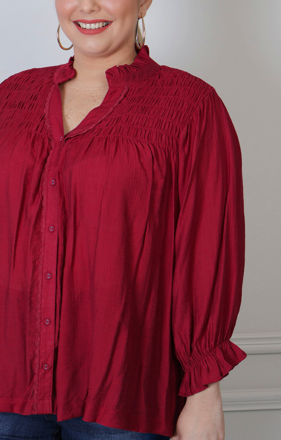 Blusa curvy Boutiquemirel con cuello fruncido y textura, en color neutro, mostrando el diseño y detalles del cuello.