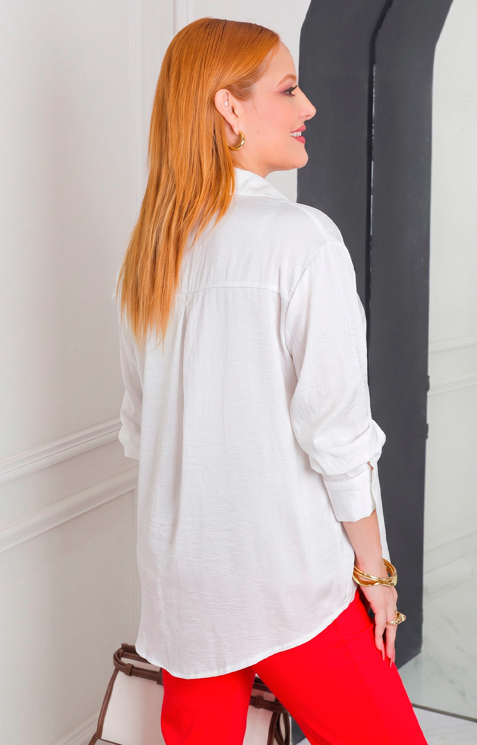 Blusa satinada con botón dorado