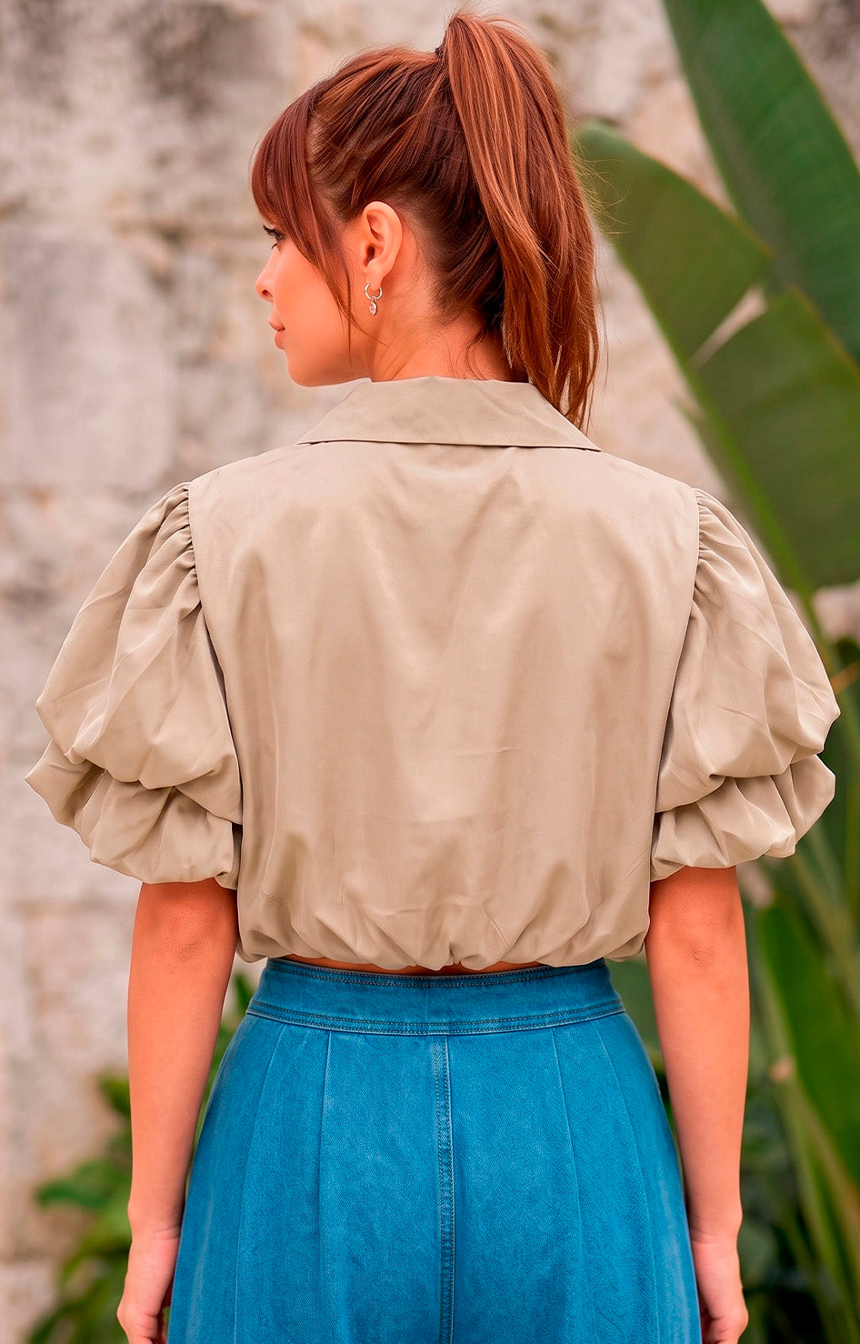 Blusa corta con mangas globo