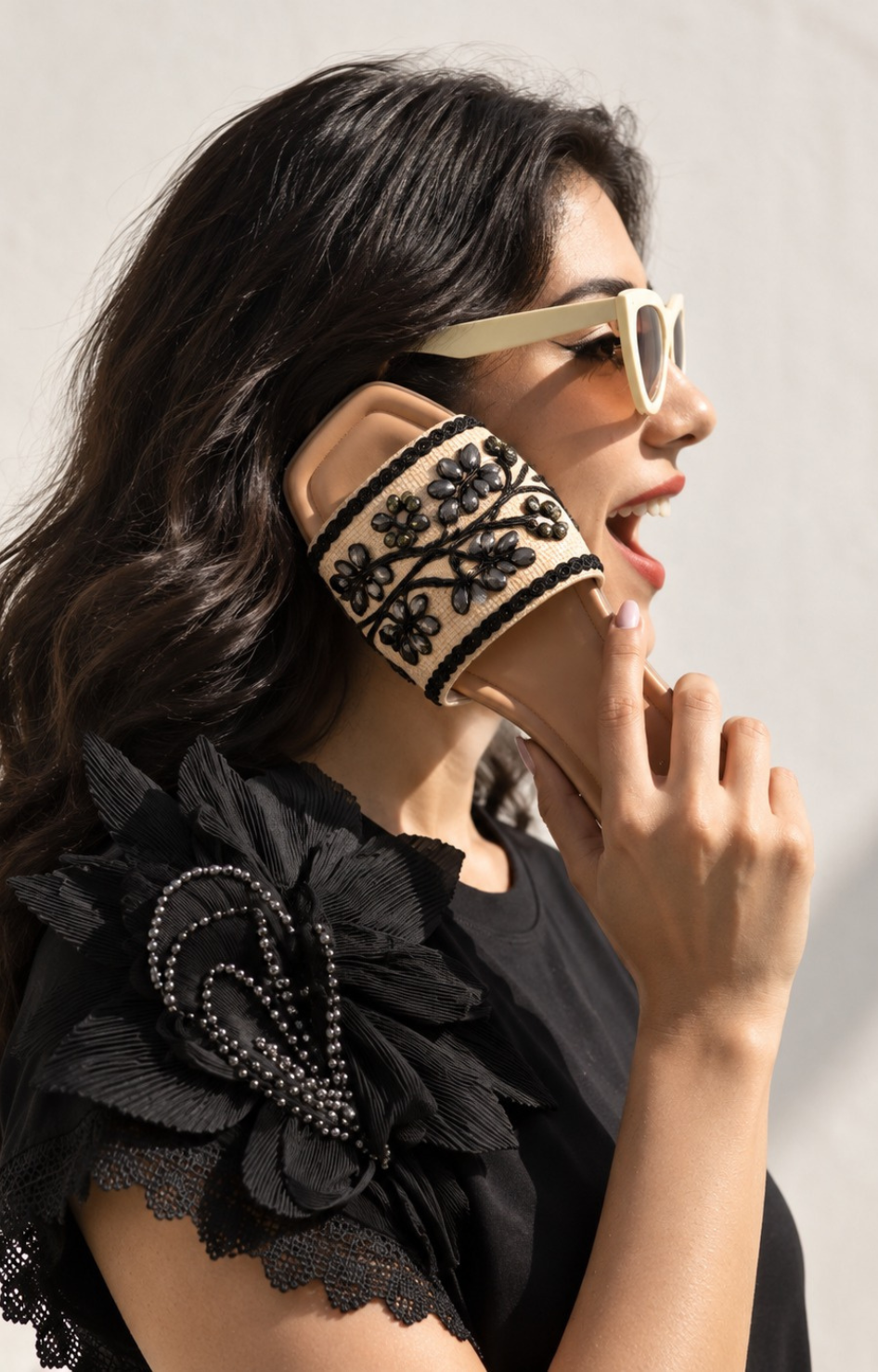 Sandalia con pedrería de la marca Boutiquemirel, calzado elegante con detalles brillantes y tiras en el diseño.