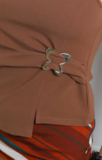 Blusa sin manga con hebilla lateral