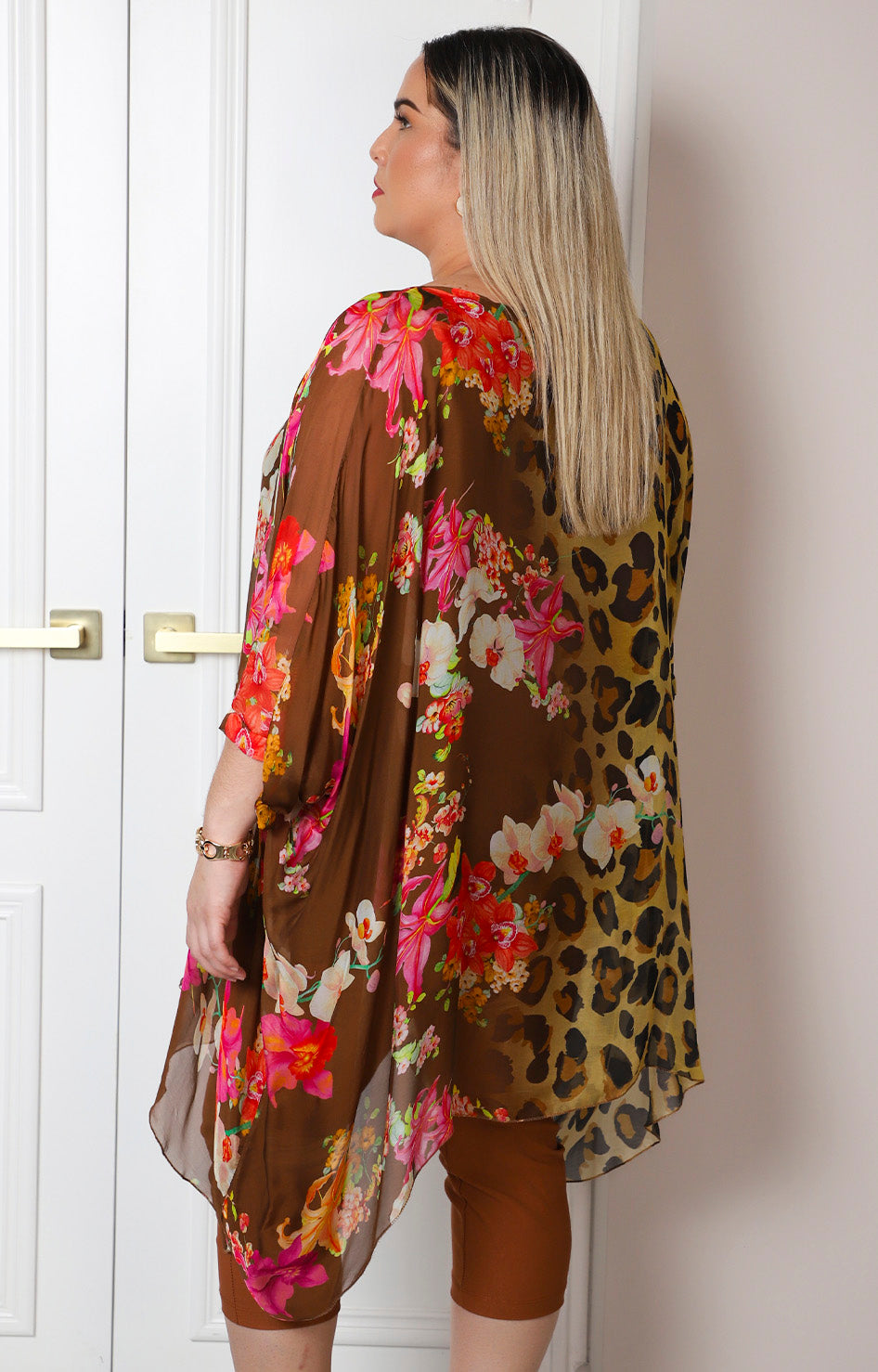 Blusa asimétrica estampado leopardo y floral