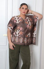 Blusa curvy Boutiquemirel con bordado floral y cierre frontal visible