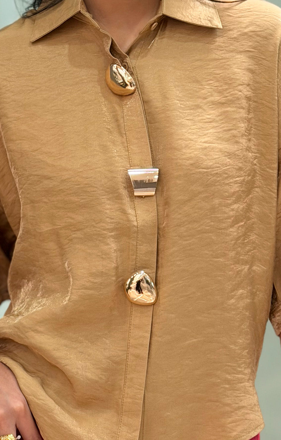 Blusa camisera con mangas globo y botones dorados