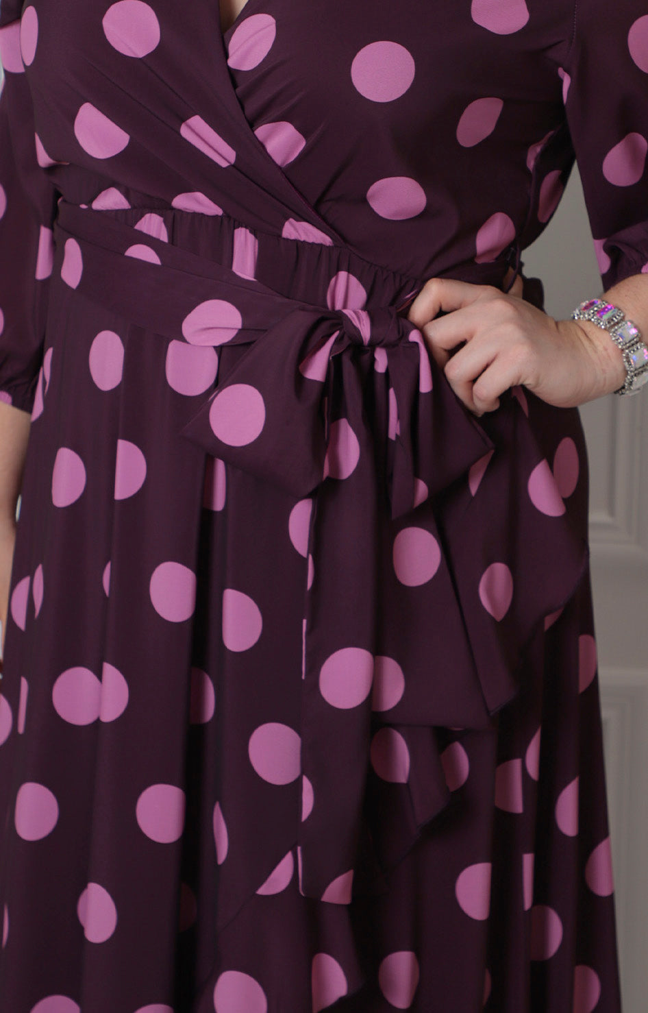 Vestido largo de polka dots con escote cruzado