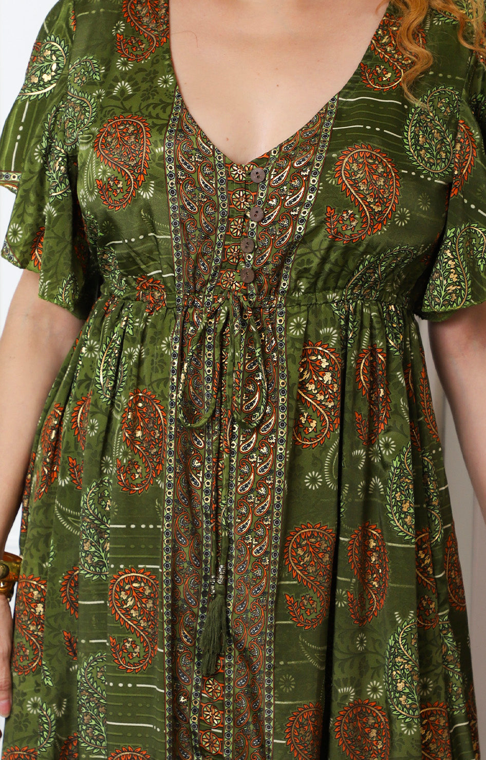 Vestido con estampado paisley y escote en V