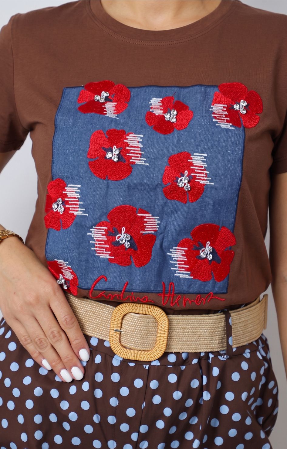 Blusa con estampado floral y aplicaciones
