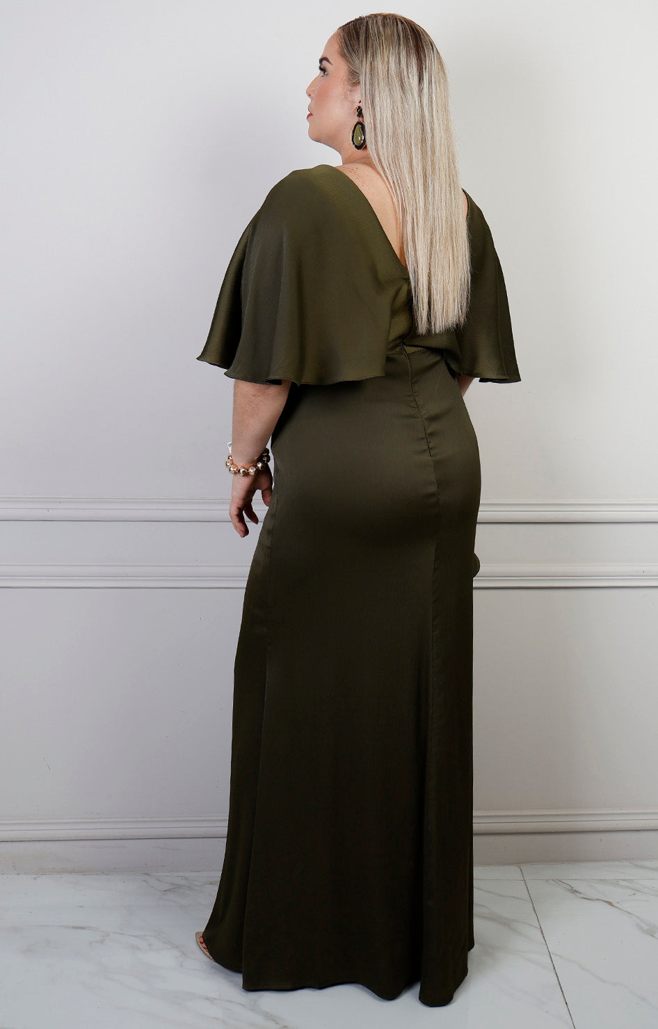 Vestido largo curvy Boutiquemirel con olanes y drapeado en diseño elegante y femenino
