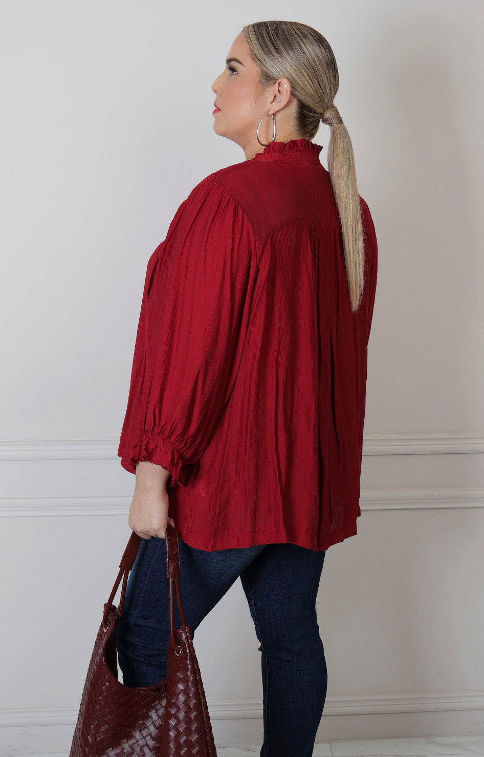 Blusa curvy Boutiquemirel con cuello fruncido y textura suave, diseño elegante y moderno para mujer.