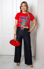 Blusa roja con estampado gráfico y aplicaciones