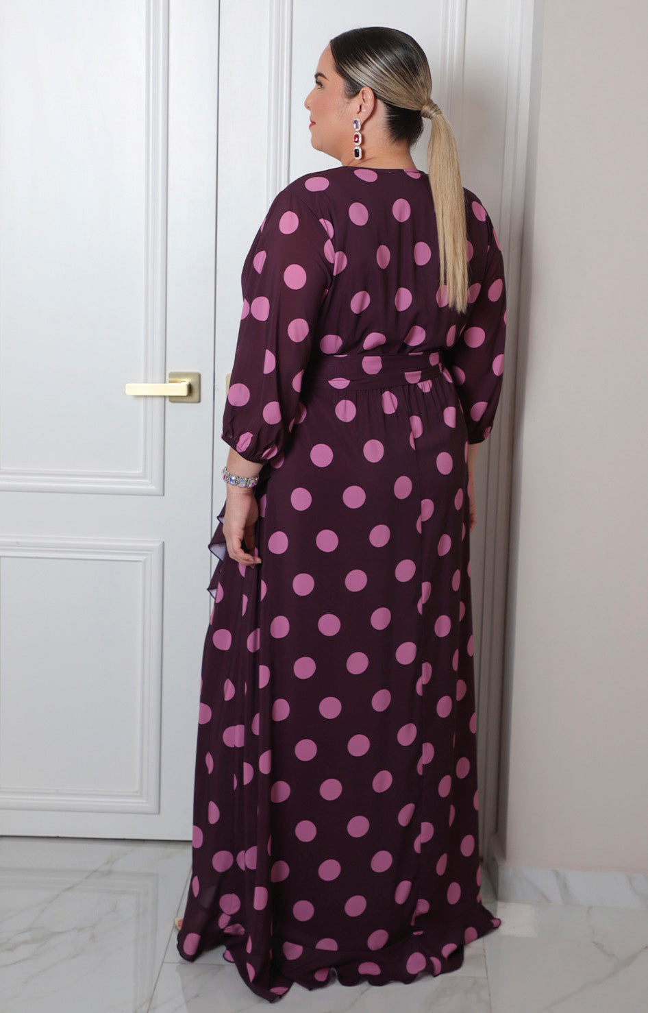 Vestido largo de polka dots con escote cruzado