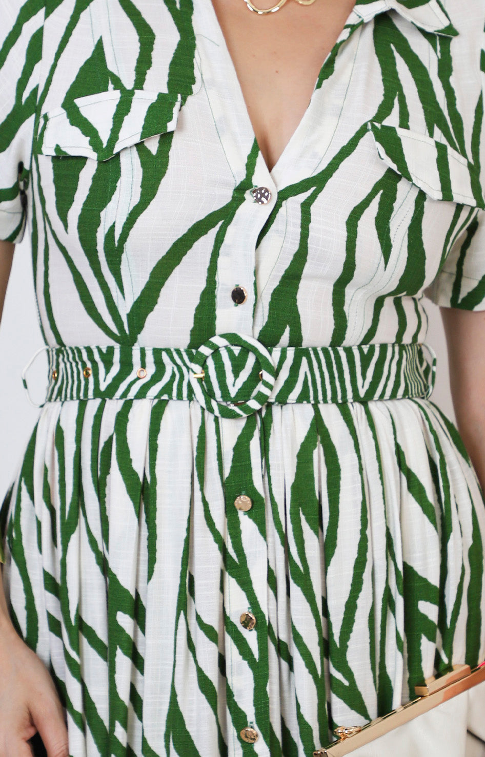 Vestido beige con estampado verde y cinturón