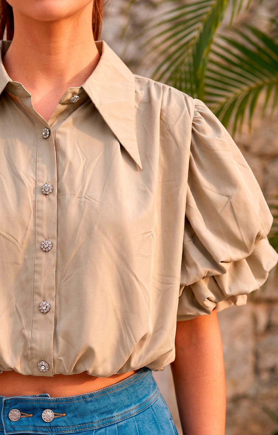 Blusa corta con mangas globo