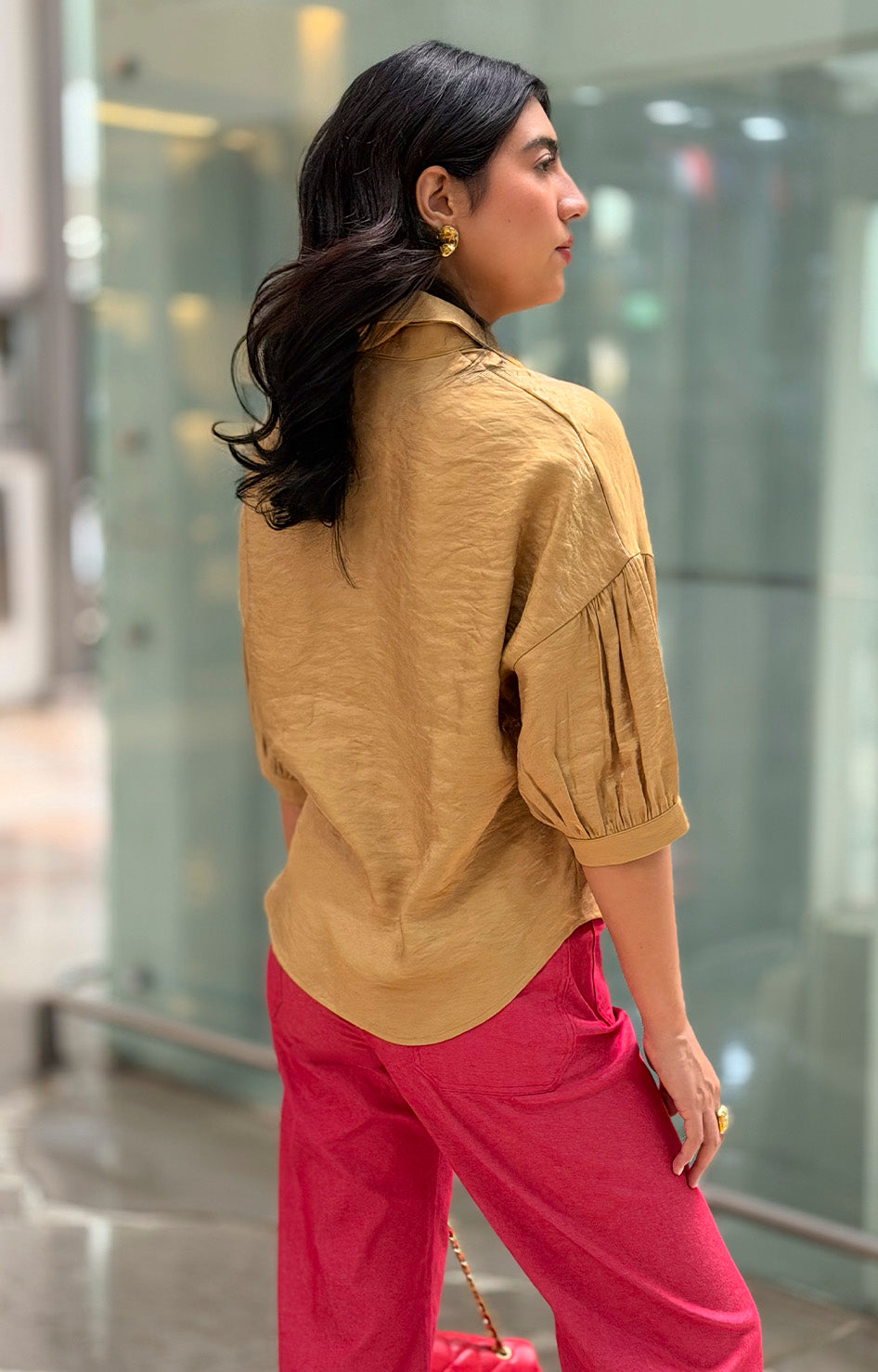 Blusa camisera con mangas globo y botones dorados