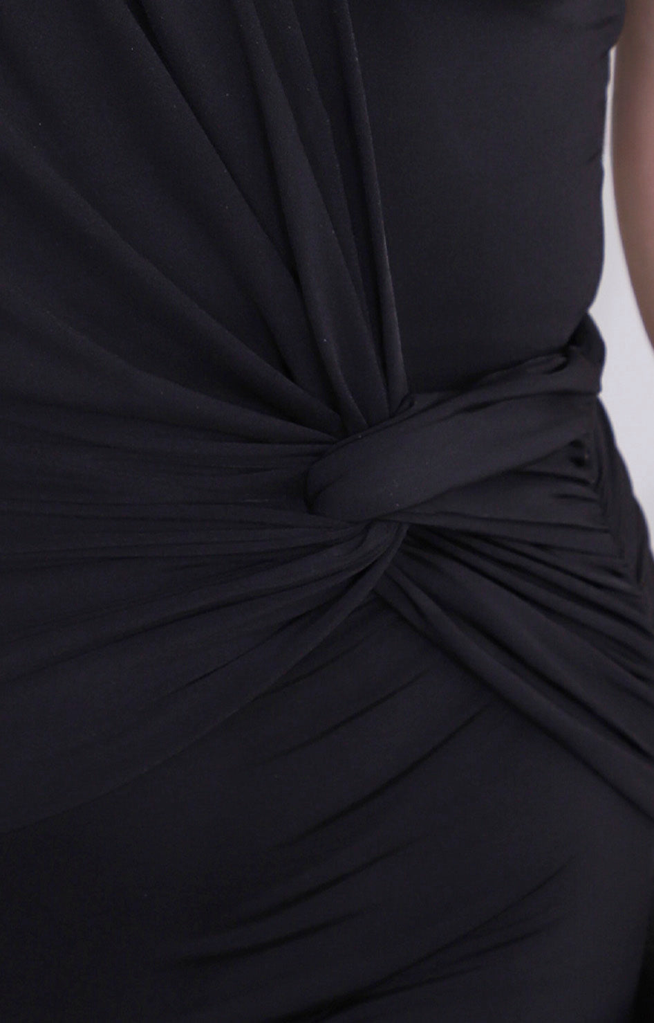Vestido negro asimétrico drapeado