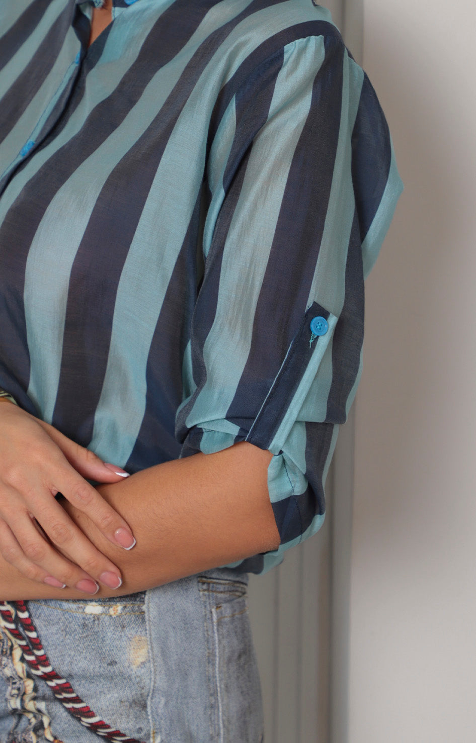 Blusa camisera a rayas con mangas ajustables