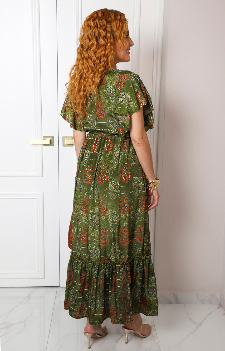 Vestido con estampado paisley y escote en V