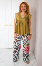 Blusa con escote en V y encaje