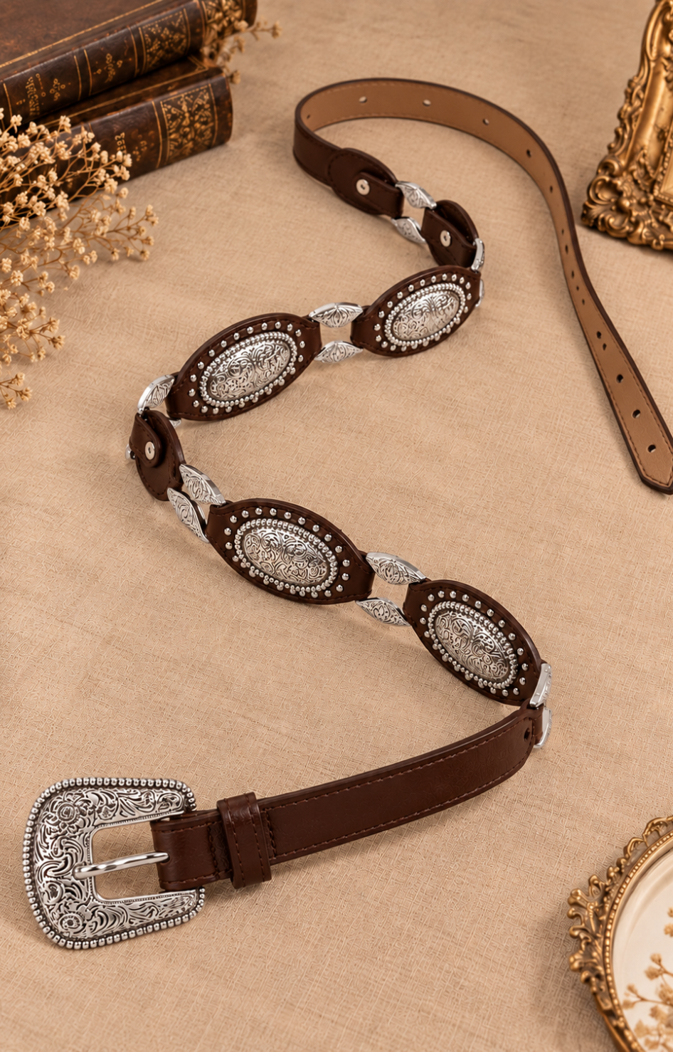 Cinturón de conchos plateados Boutiquemirel con detalles metálicos decorativos