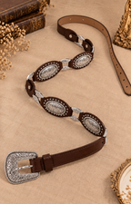 Cinturón de conchos plateados Boutiquemirel con detalles metálicos decorativos