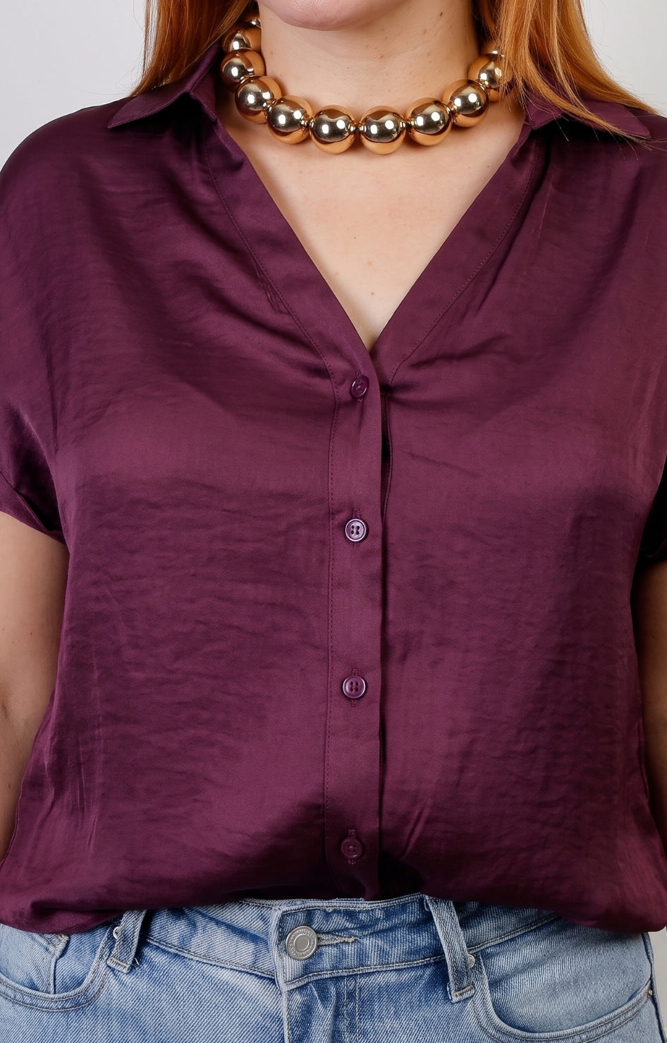 Blusa morada de Boutiquemirel con escote en V y botones frontales grasias