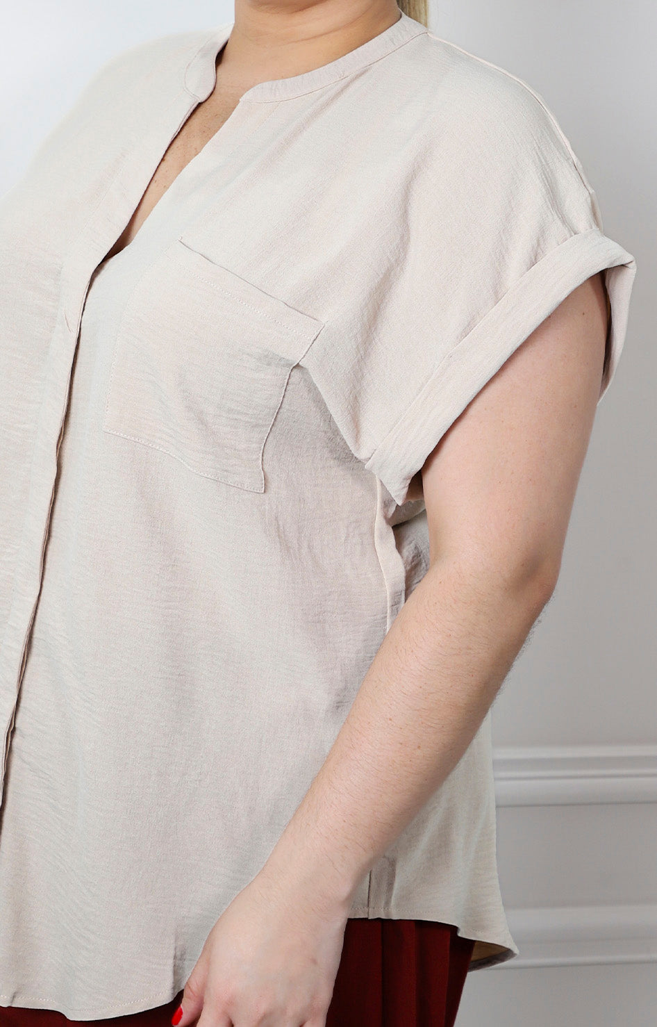 Blusa beige con cuello en V